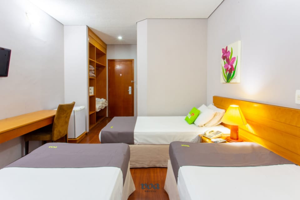 Deluxe Triple Room | Minibar, desk, bed sheets