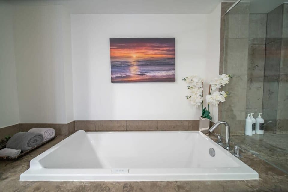 Jacuzzi tub
