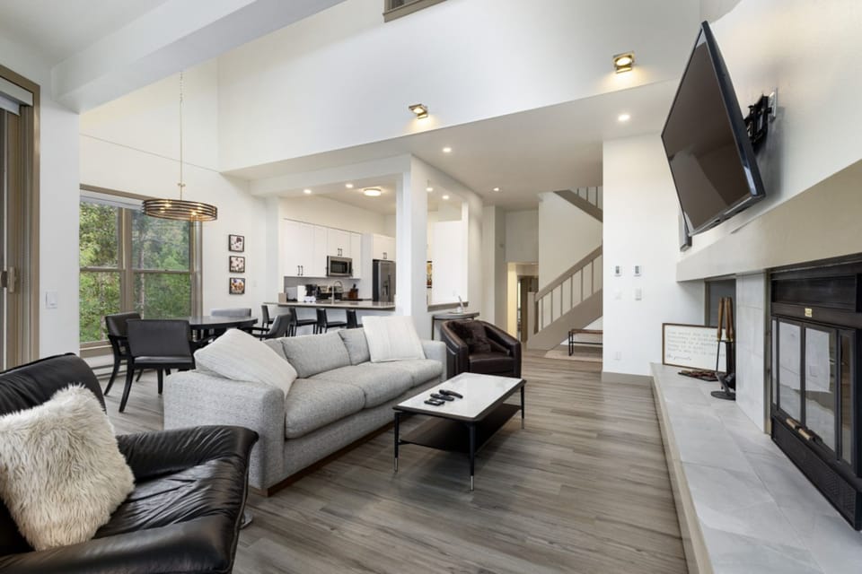 Condo, 3 Bedrooms | Living area