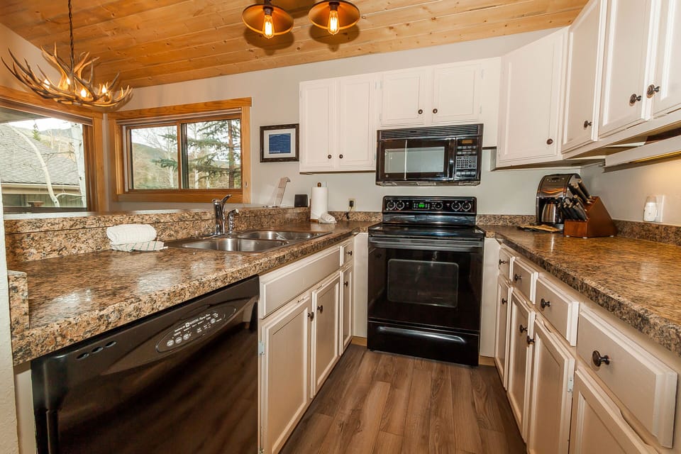 Condo, 2 Bedrooms | Private kitchen | Oven, stovetop