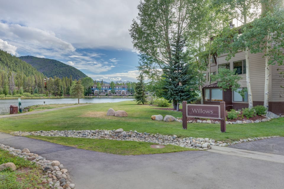 Condo, 2 Bedrooms | Property grounds