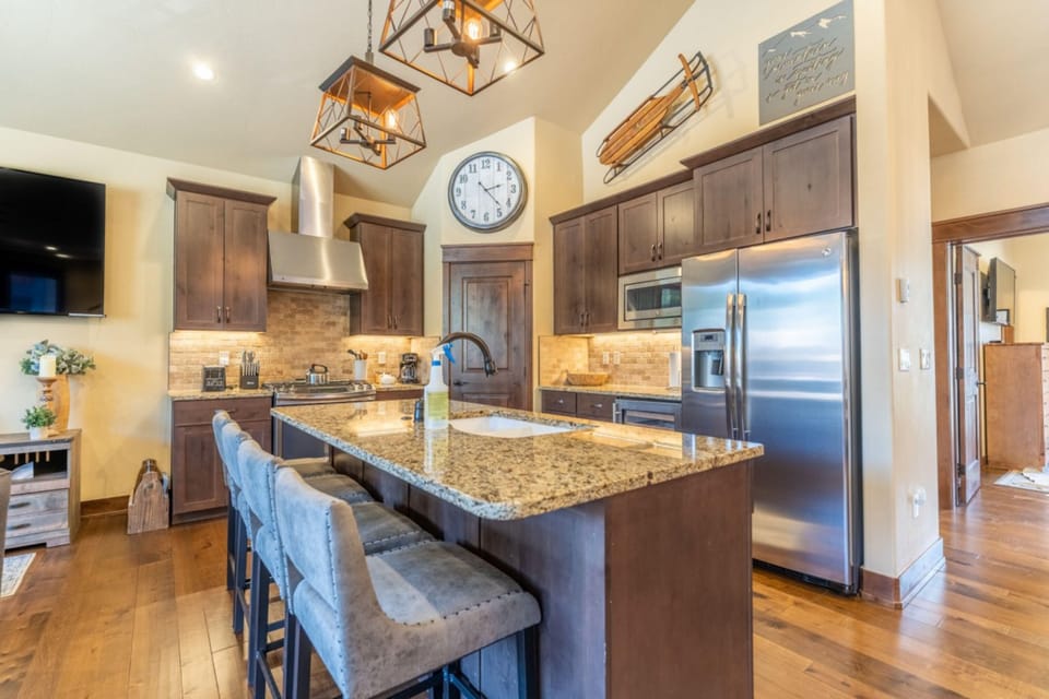 Townhome, 4 Bedrooms | Private kitchen | Oven, cookware/dishes/utensils