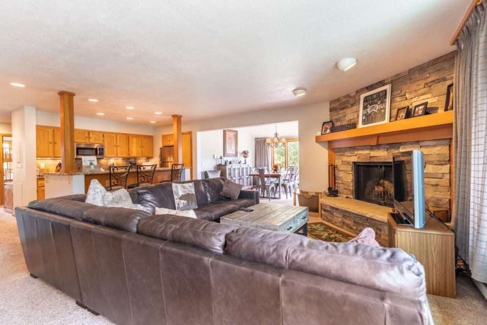 Condo, 3 Bedrooms | Living room | TV
