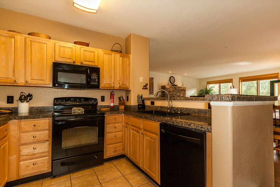 Condo, 3 Bedrooms | Private kitchen | Microwave, oven, toaster, cookware/dishes/utensils