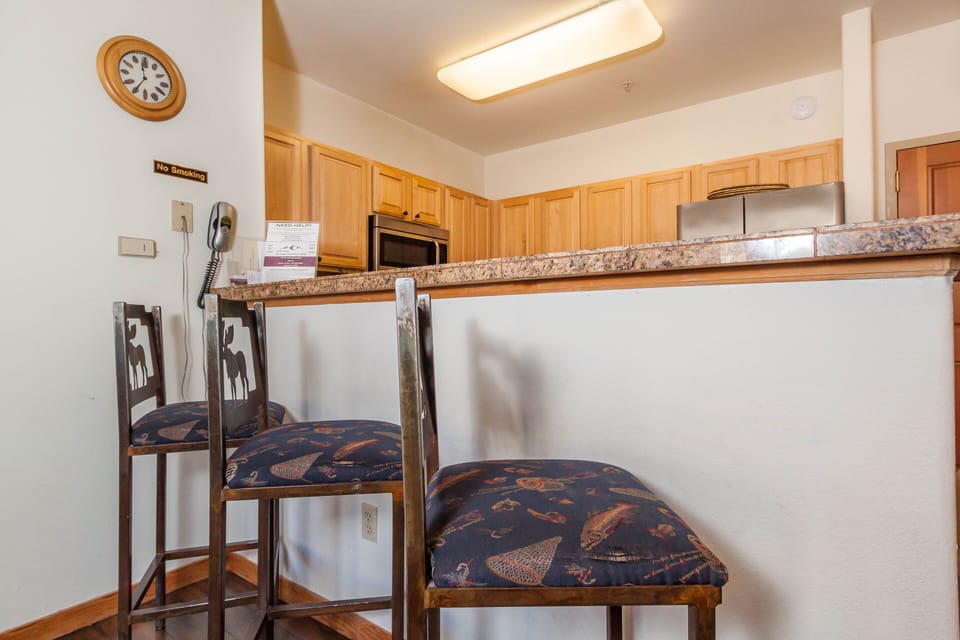 Condo, 4 Bedrooms | Private kitchen | Microwave, oven, toaster, cookware/dishes/utensils