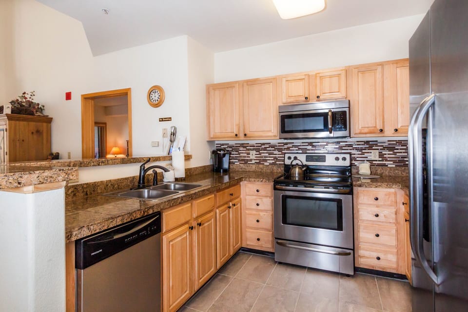 Condo, 4 Bedrooms | Private kitchen | Microwave, oven, toaster, cookware/dishes/utensils