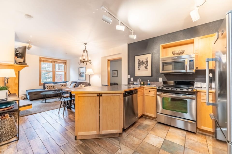 Condo, 2 Bedrooms | Private kitchen | Oven, cookware/dishes/utensils