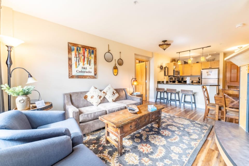 Condo, 2 Bedrooms | Living room