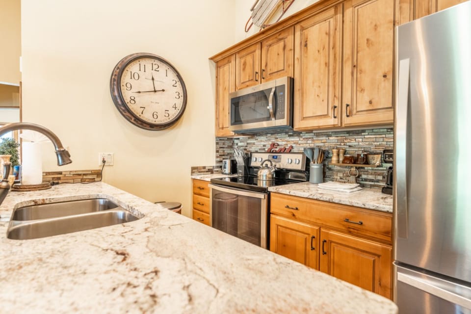 Condo, 3 Bedrooms | Private kitchen | Oven, cookware/dishes/utensils