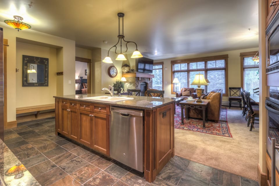 Condo, 3 Bedrooms | Private kitchen | Oven
