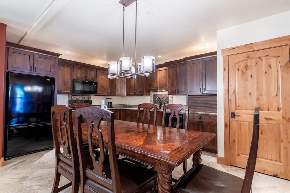 Condo, 2 Bedrooms | Dining