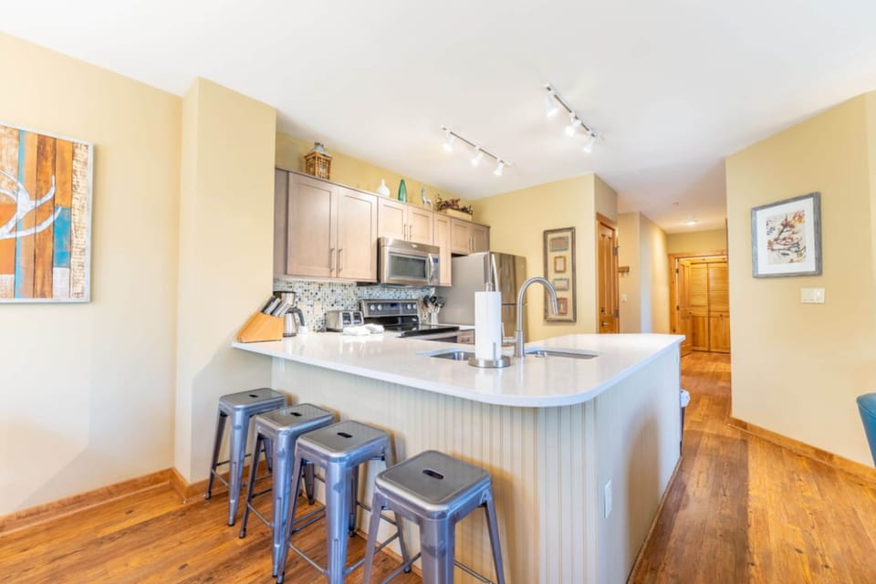 Condo, 2 Bedrooms | Private kitchen | Fridge, microwave, oven, toaster