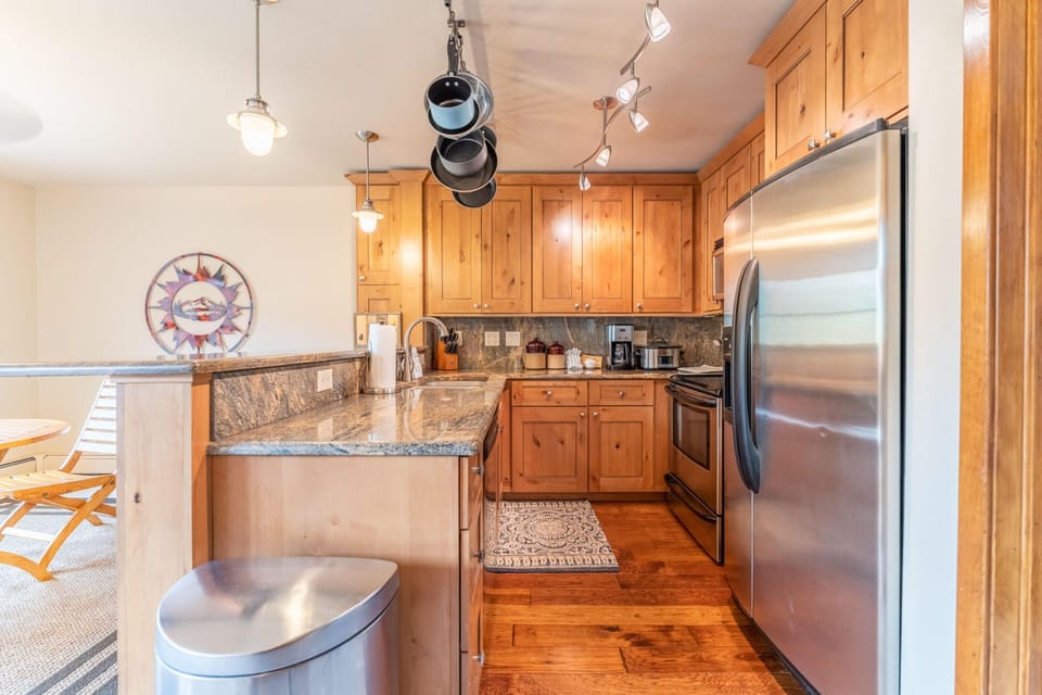 Townhome, 3 Bedrooms, Mountain View | Private kitchen | Oven