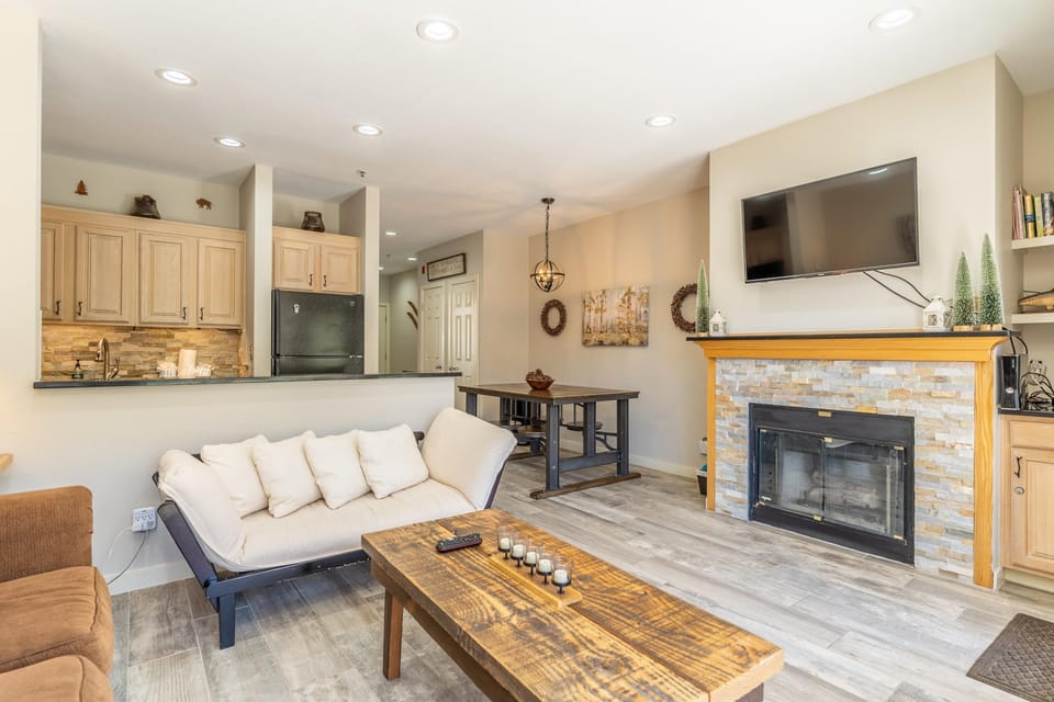 Condo, 1 Bedroom | Living room