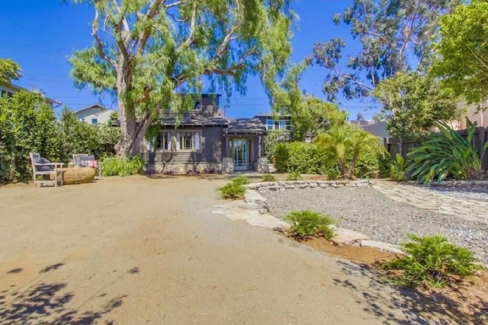 Super large gated front yard!