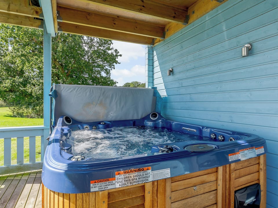 Hot tub | Twin Oaks, Fritton, near Great Yarmouth