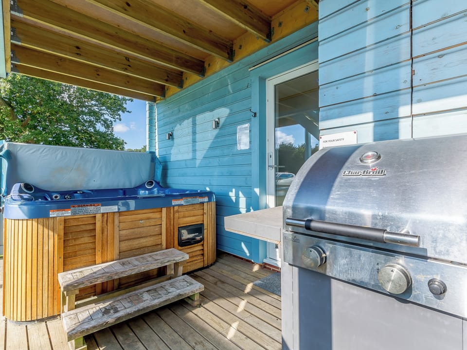 Hot tub | Twin Oaks, Fritton, near Great Yarmouth