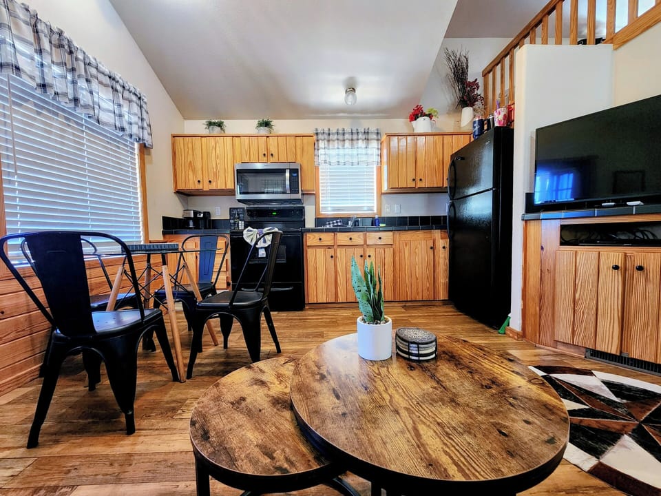 Kitchen & Dining