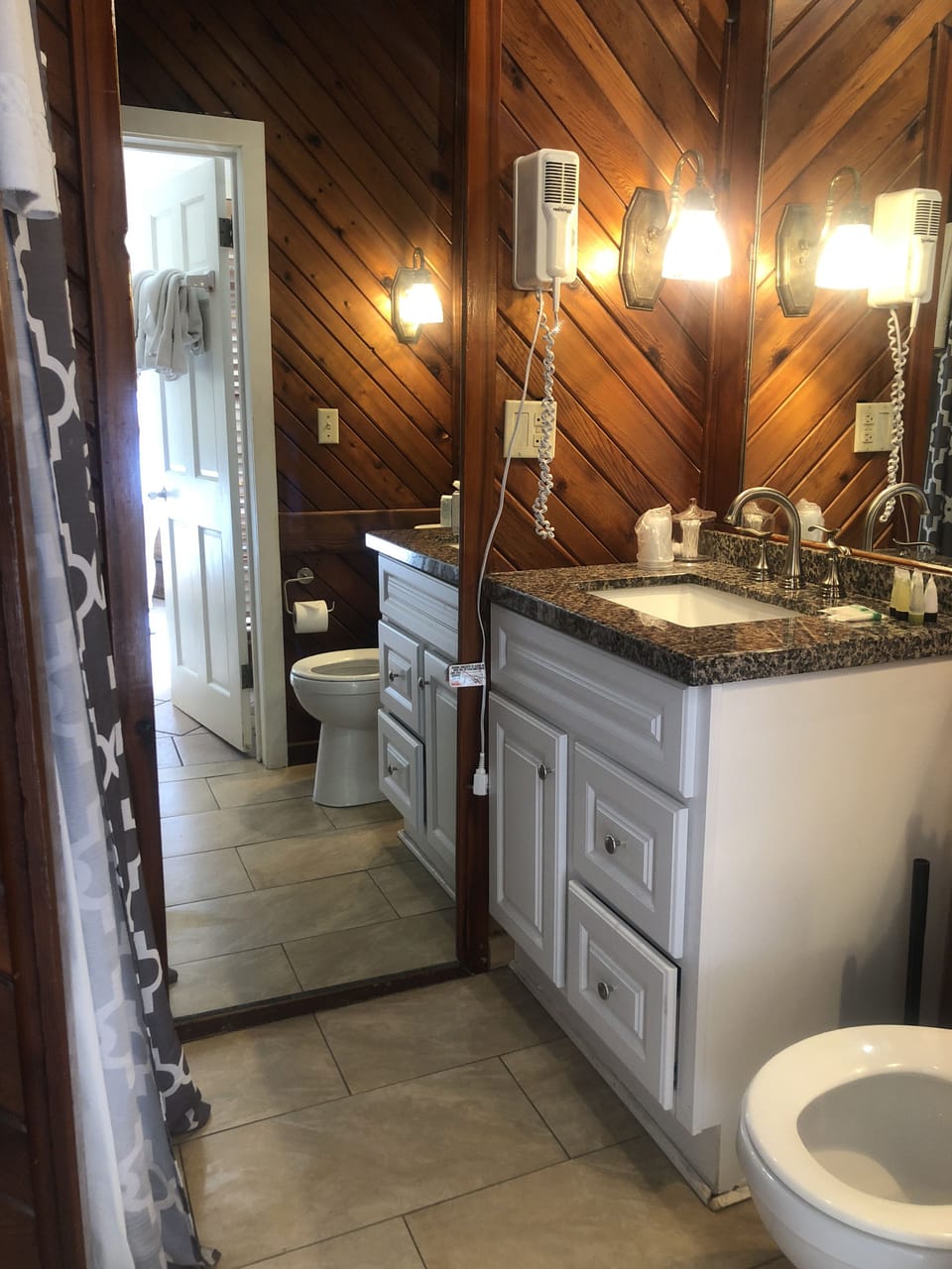 Tropical Queen | Bathroom | Hair dryer, towels, soap, shampoo