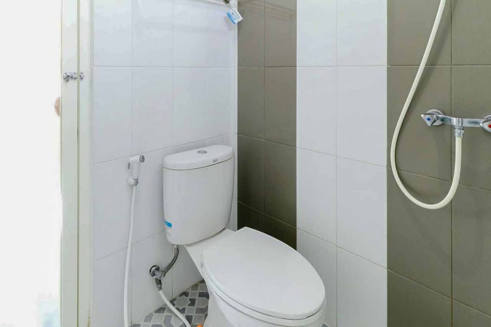 Shower, free toiletries, towels