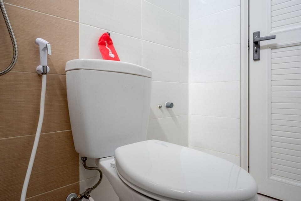 Shower, free toiletries, towels