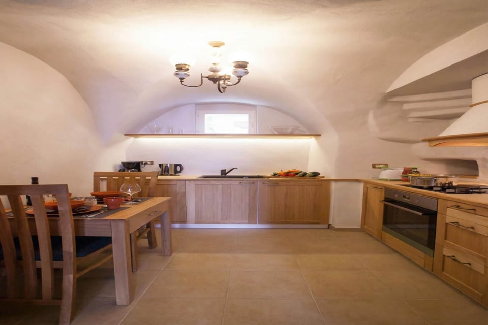 Family Townhome, Multiple Bedrooms, 2 Bathrooms, Lakeside (Nobiallo Fantastico) | Dining
