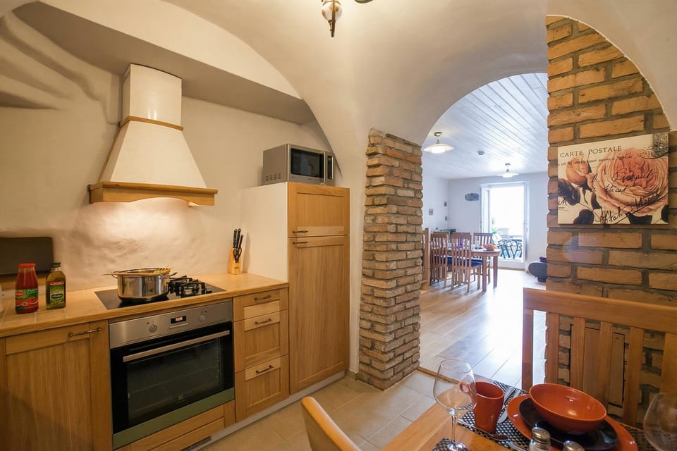 Family Townhome, Multiple Bedrooms, 2 Bathrooms, Lakeside (Nobiallo Fantastico) | Private kitchen | Fridge, microwave, oven, stovetop
