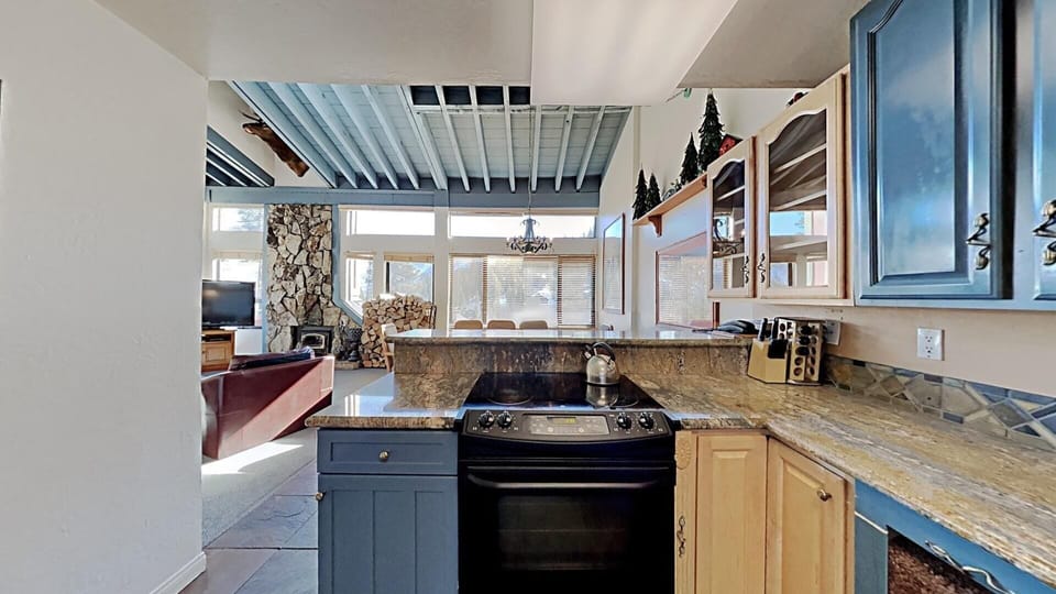 Condo, 4 Bedrooms | Private kitchen | Coffee/tea maker, fridge, oven, toaster