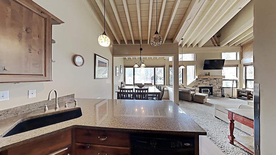 Condo, 4 Bedrooms | Private kitchen | Coffee/tea maker, fridge, oven, toaster