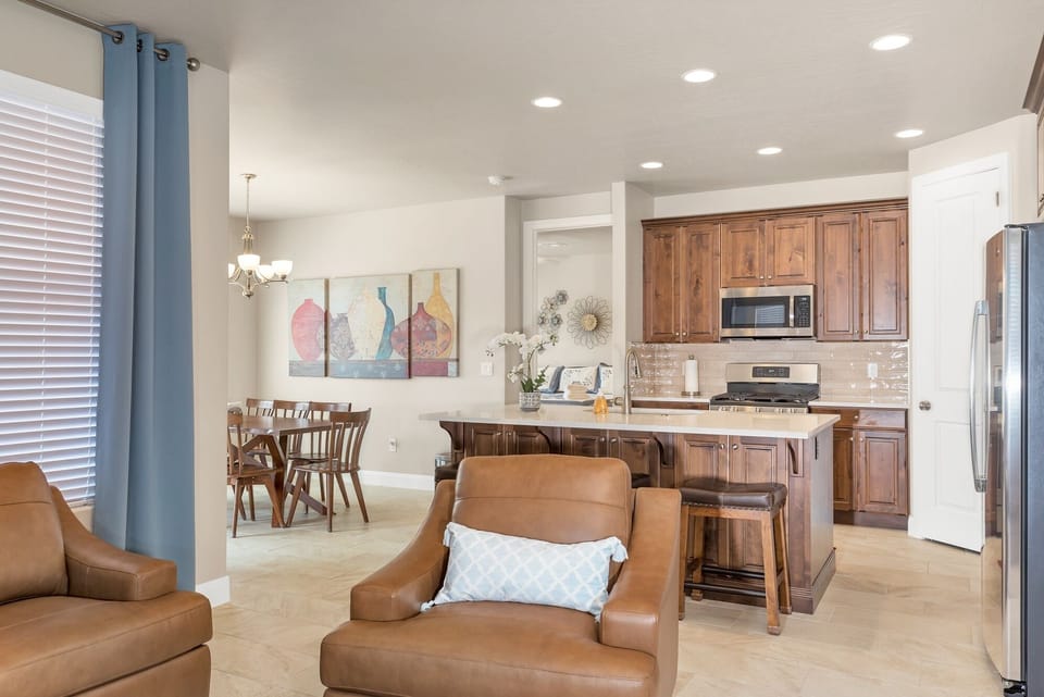 House, 4 Bedrooms | Private kitchen | Fridge, microwave, oven, coffee/tea maker