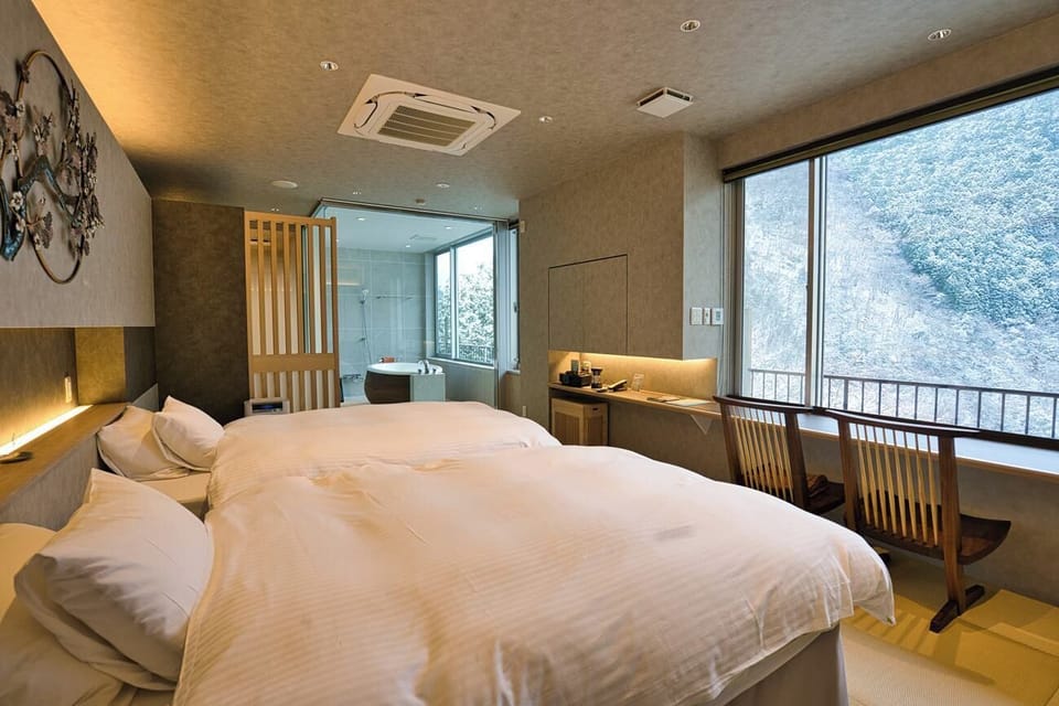 Room, Non Smoking, Mountain View | Premium bedding, down comforters, in-room safe, WiFi (free)