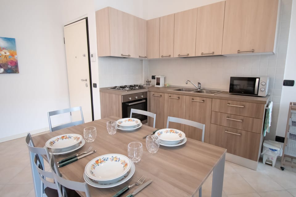 Apartment, 1 Bedroom | Private kitchen | Full-size fridge, microwave, oven, stovetop