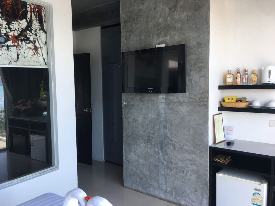 Exclusive Studio, Sea View, Oceanfront | Minibar, in-room safe, desk, laptop workspace
