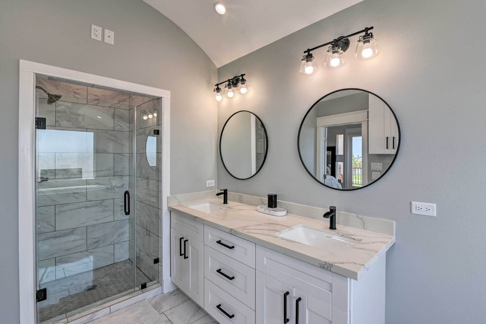 Full Bathroom 1