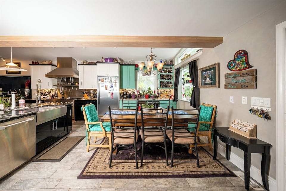 Seating for up to 10 with extendable wings