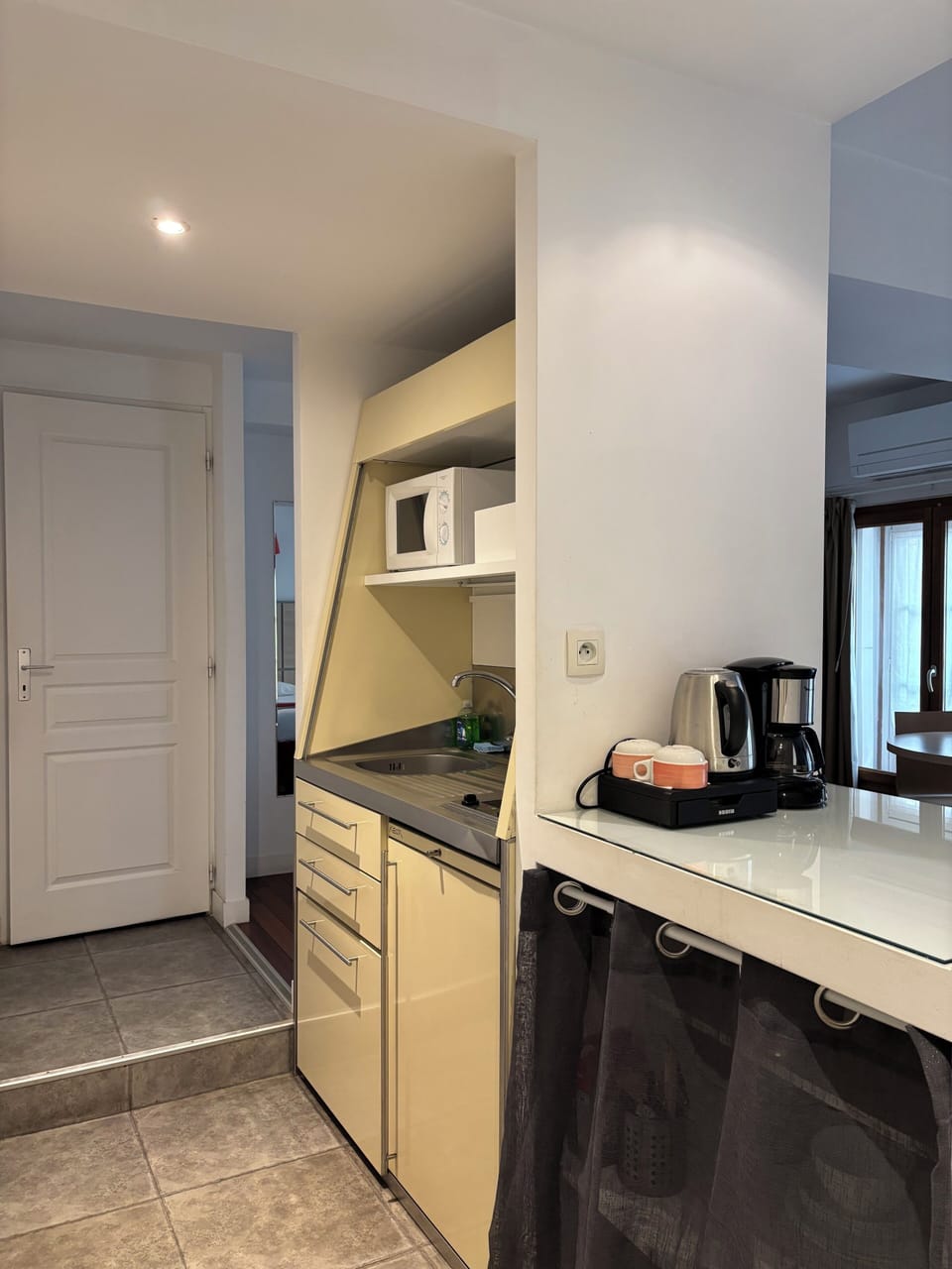 Standard Studio, 1 Queen Bed, Non Smoking, Kitchen (Shower Only) | Private kitchen | Coffee/tea maker, electric kettle