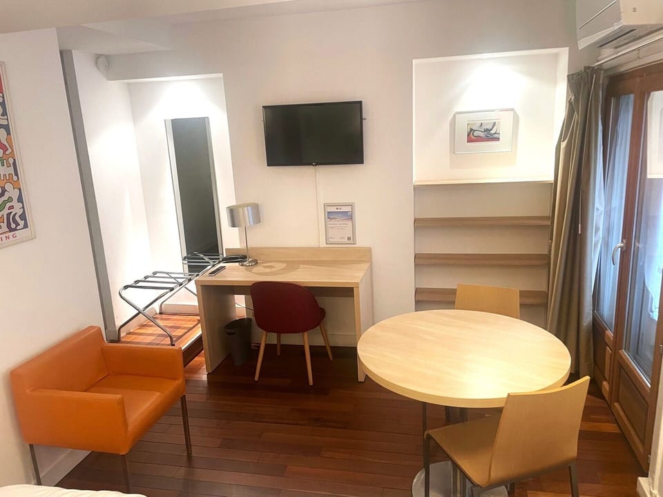 Standard Studio, 1 Queen Bed, Non Smoking, Kitchen (Shower Only) | Living area | Flat-screen TV