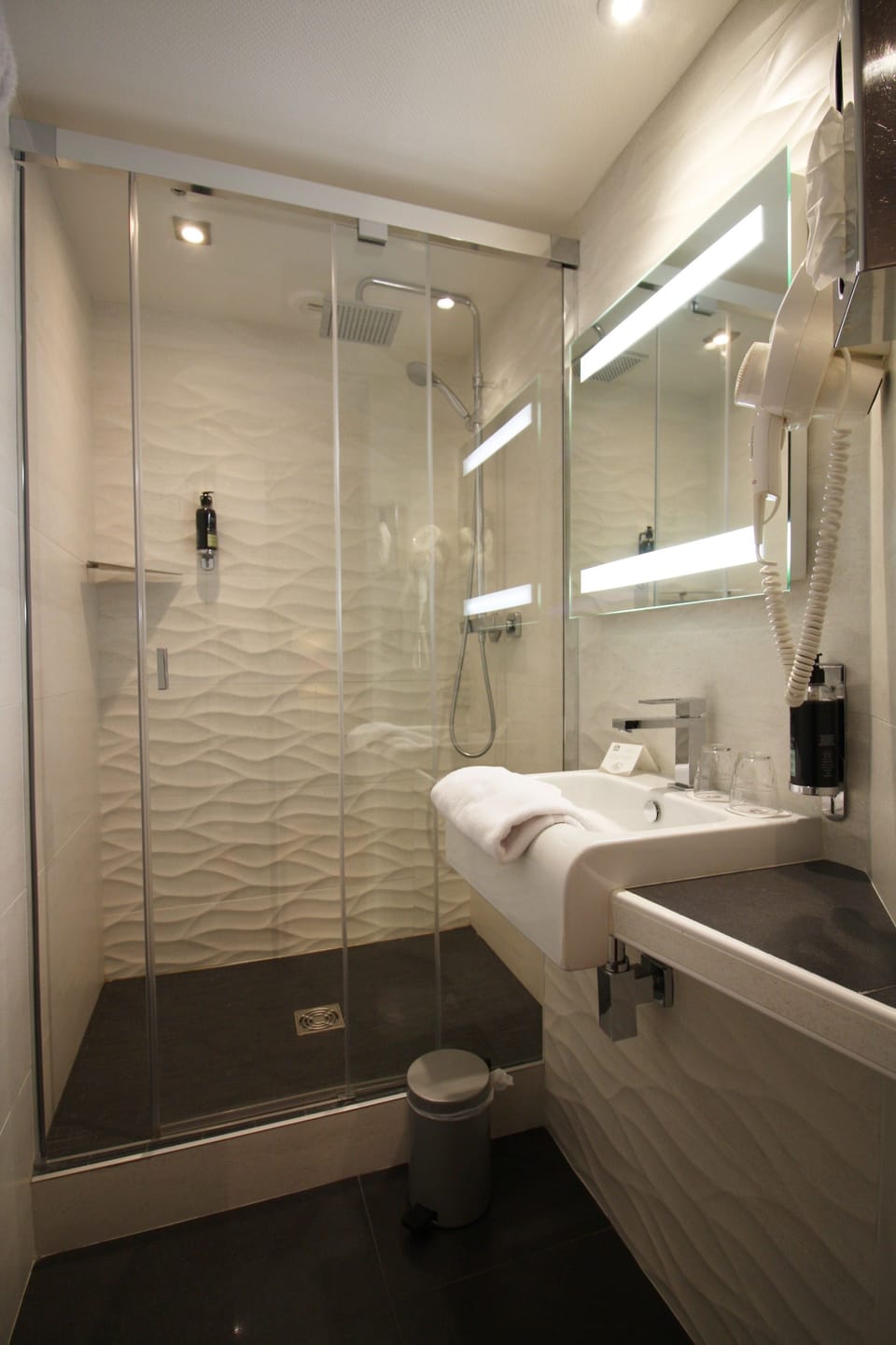 Standard Room, 1 Queen Bed, Non Smoking | Bathroom | Hair dryer, towels