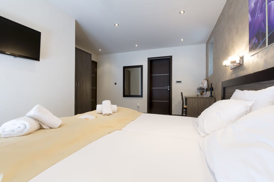 Family Room | Minibar, desk, blackout drapes, soundproofing