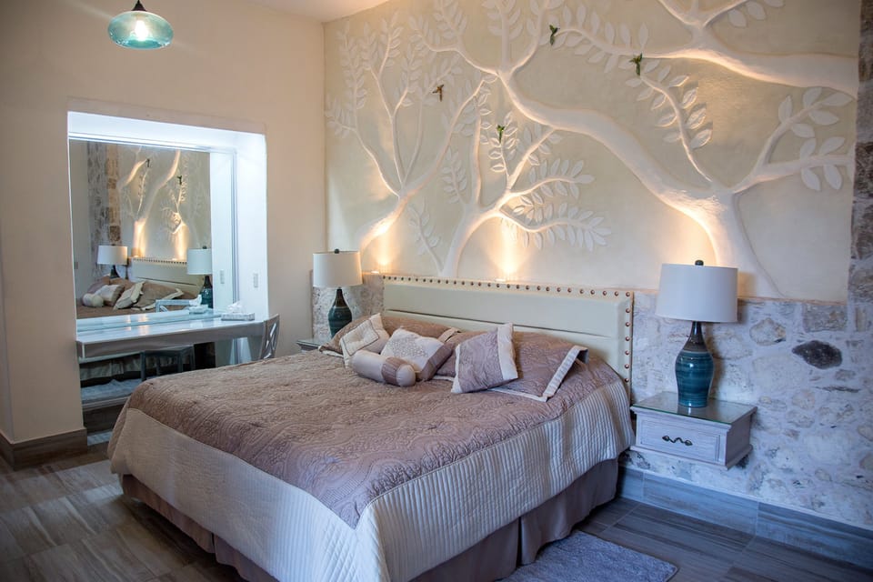 Room, Jetted Tub (VIP 3 Master) | Individually decorated, individually furnished, laptop workspace