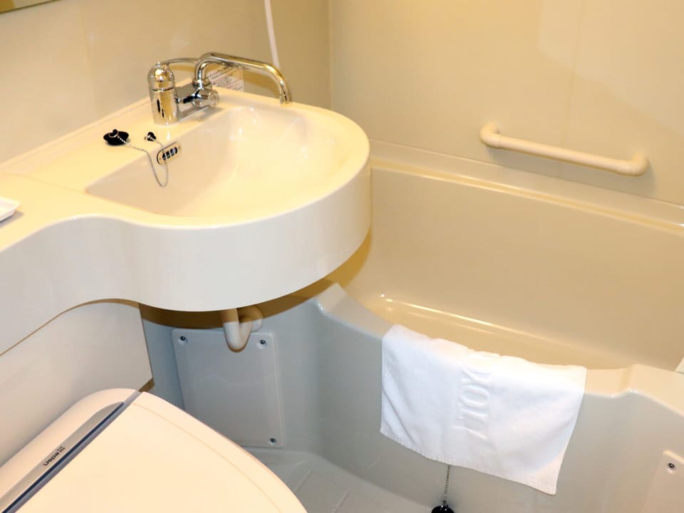Combined shower/tub, free toiletries, hair dryer, slippers