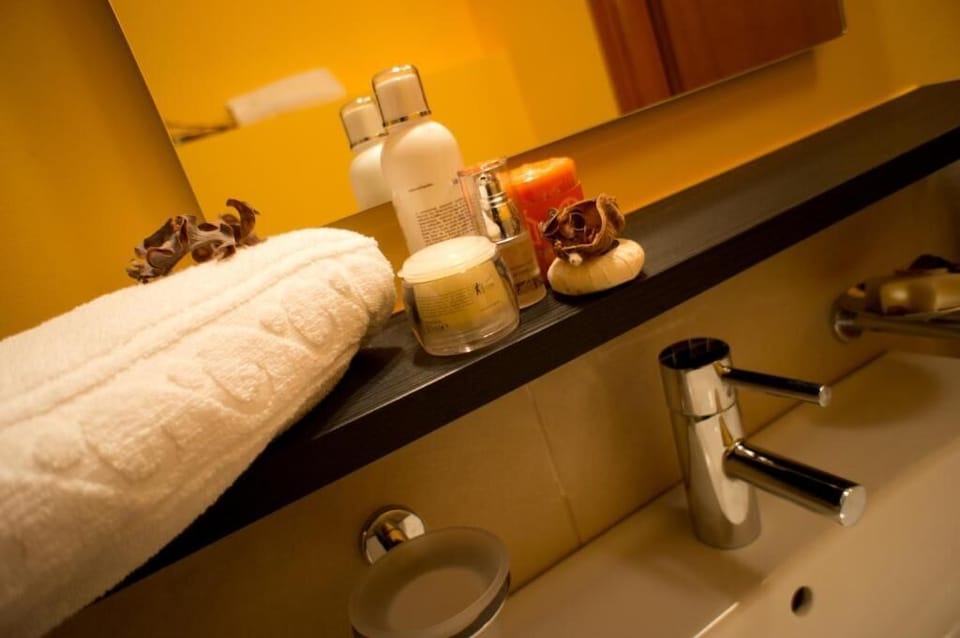 Twin Room | Hypo-allergenic bedding, minibar, in-room safe, desk