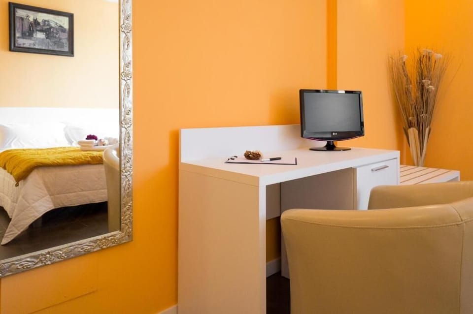 Double Room, 1 Queen Bed | Hypo-allergenic bedding, minibar, in-room safe, desk