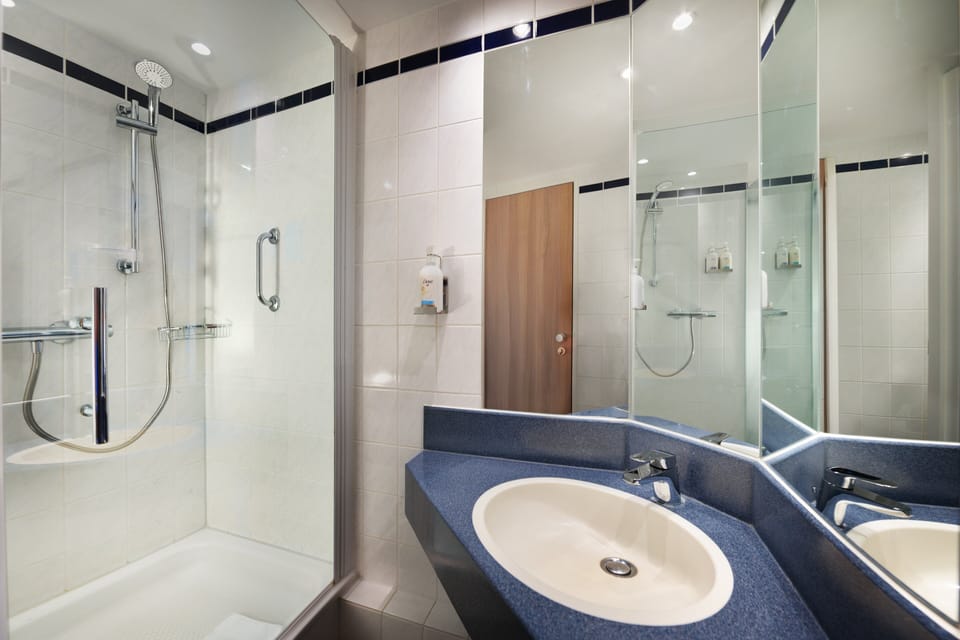 Standard Room | Bathroom | Shower, free toiletries, hair dryer, towels