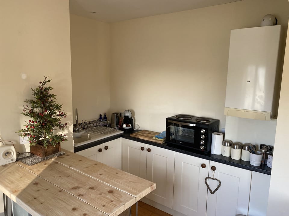 Cottage | Private kitchen | Fridge, oven, stovetop, electric kettle