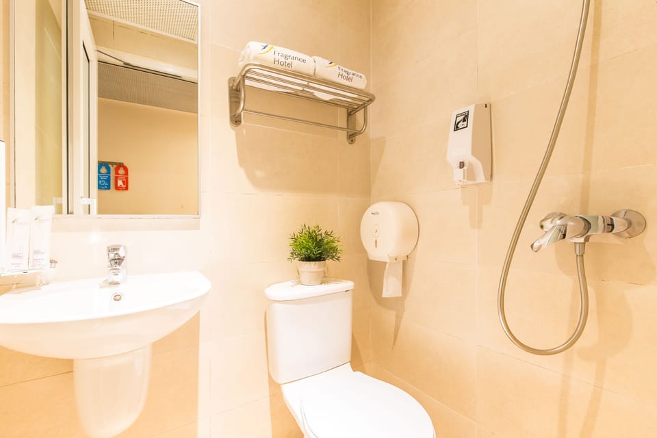 Superior Double Room | Bathroom | Shower, free toiletries, hair dryer, towels