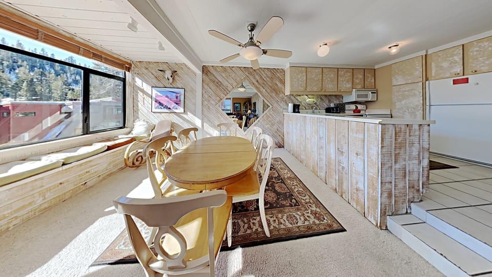 Condo, 2 Bedrooms | Dining