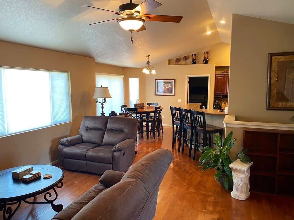 Living room. Dining room.