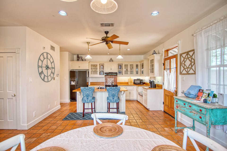 EXTRA LARGE DINING KITCHEN 