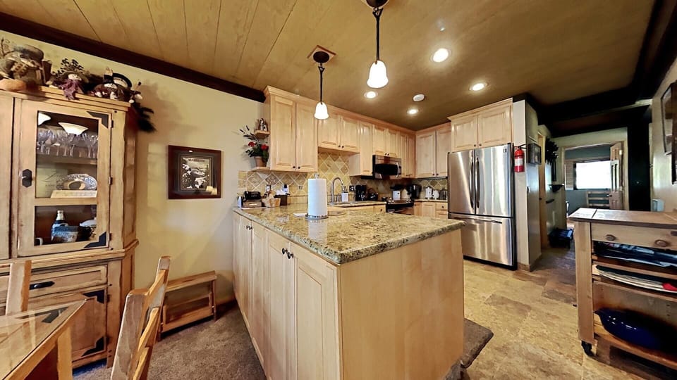 Gorgeous Deluxe Kitchen For Yummy Off Mountain Meals